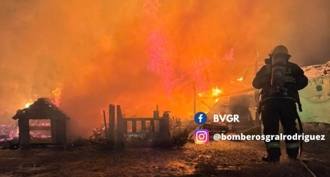 Incendio total de una vivienda en el barrio Los Paraísos