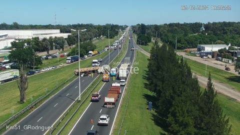 Volcó un camión en la autopista altura General Rodríguez con sentido a CABA: el desvío era total por colectora