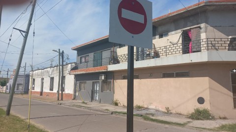 Ya rige el cambio de sentido de circulación en dos calles de un barrio cercano al centro