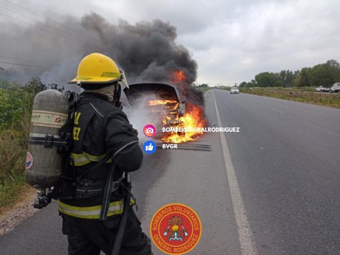 Un vehículo se prendió fuego en plena ruta y los bomberos debieron apagar las llamas con ayuda de otro distrito