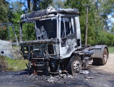 Un camión se incendió completamente cerca del barrio Bicentenario