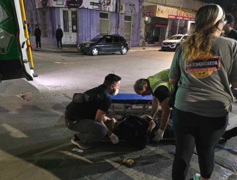 Video: joven delivery quedó inconsciente tras choque con un auto en la noche del sábado