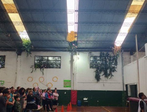 “Hasta la directora se cayó”: enojo y reclamo en una escuela local del casco céntrico sur