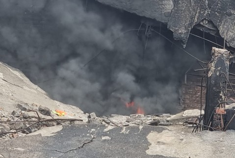 Susto en barrio Santa Brígida: volvió a haber fuego en el depósito que se incendió la semana pasada