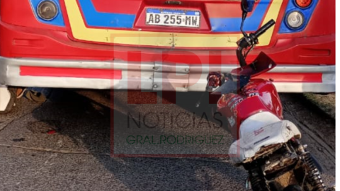 Motociclista chocó contra un colectivo de La Perlita en Ruta 7 y debiió ser llevado al hospital