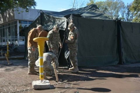 Carpas del Ejército Argentino en el Hospital Vicente López por la emergencia sanitaria