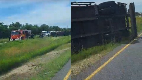 Volcó un camión en Ruta 6: el conductor debió ser hospitalizado por politraumatismos