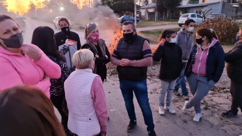 Vecinos cortaron la Avenida Balbín y reclamaron ante Mauricio Ríos, que se comprometió a dar soluciones