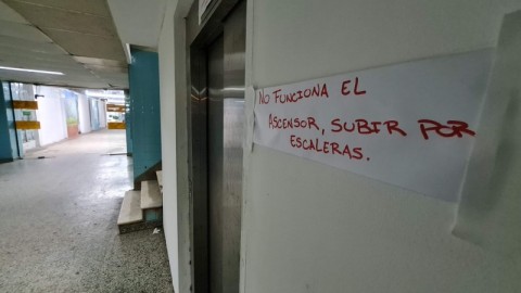 Siguen las quejas por ascensores sin funcionar en el Hospital Vicente López y Planes