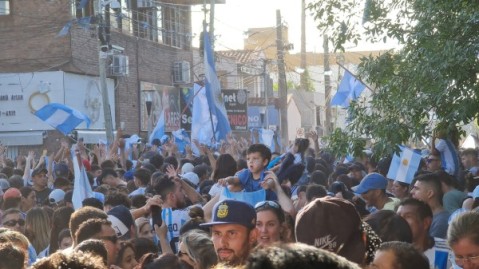 Desbordante festejo en el centro de Gral. Rodríguez por el campeonato mundial logrado por la Selección