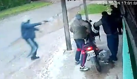 Video: así asaltaron motochorros a un hombre y le robaron su moto en segundos