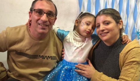 "Es charlatana y le encanta bailar": la lucha de una familia para mejorar la calidad de vida de una nena de 4 años