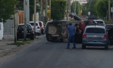 Choque y vuelco en la madrugada del sábado en una calle céntrica de General Rodríguez