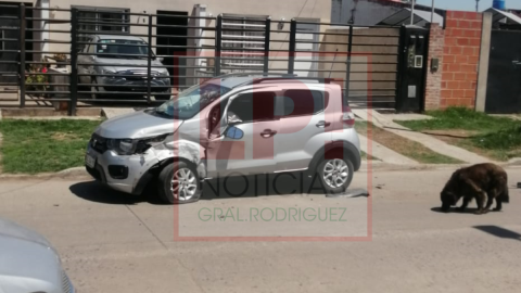 Choque frontal entre un auto y una camioneta en una esquina céntrica