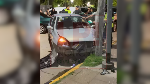 Joven chocó alcoholizado frente a una cervecería a metros del Palacio Municipal y casi provoca una tragedia