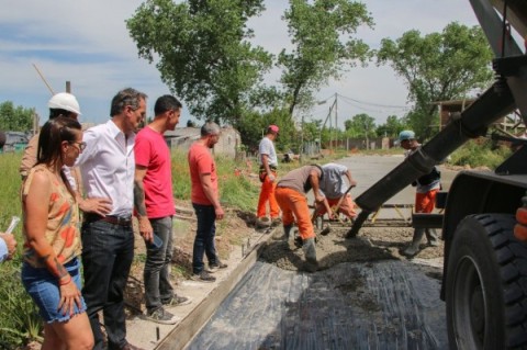 Gabriel Katopodis recorrió la pavimentación de la calle Río Negro y la obra de agua potable en Agua de Oro