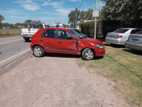 Dos personas resultaron heridas tras el choque entre un auto y un colectivo