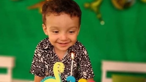 "Juntos para que Benja escuche": el pedido de ayuda de una familia para un nene de 3 años