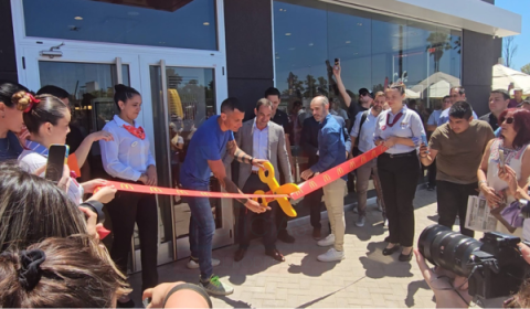 Con más de una cuadra de cola, finalmente se abrió el 1° McDonald's de General Rodríguez