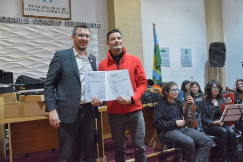 El Municipio entregó instrumentos musicales a una Escuela del barrio Bicentenario