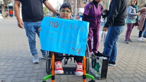 Prestadores y familiares de personas con discapacidad se manifestaron en la Plaza por la crisis