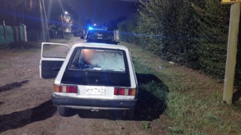 Robaron una casa y al ser descubiertos, abandonaron el auto y el botín