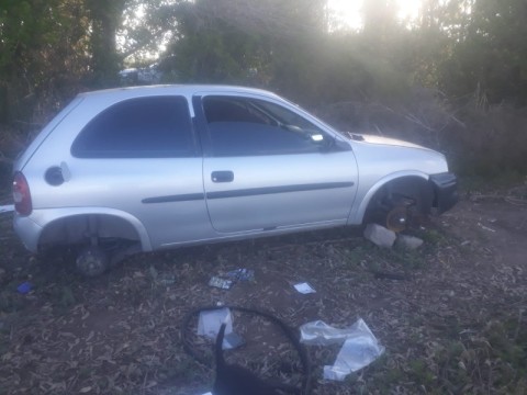 Hallaron un auto robado y desmantelado en el barrio Marabó