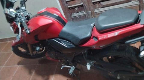 Tras sufrir un robo armado, ofrece recompensa para recuperar su moto