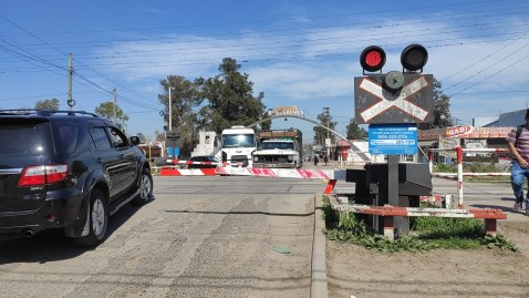 Se registran fallas en varias barreras del ferrocarril que provocan congestiones y riesgos