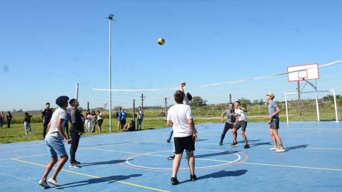 Se inauguró un nuevo playón deportivo en la zona de la escuela del barrio Cañada de Arias
