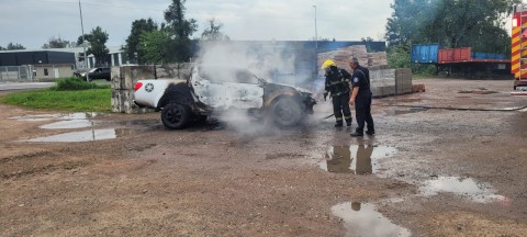 Video: así debieron apagar los Bomberos el incendio total de una camioneta