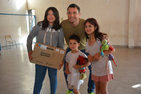 Entregaron 125 netbooks a alumnos de la Escuela 11 del barrio Parque Joly