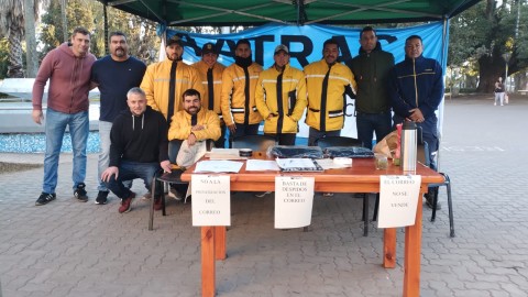 Empleados del Correo Argentino juntaron firmas en la Plaza Central de Gral Rodríguez: qué reclaman