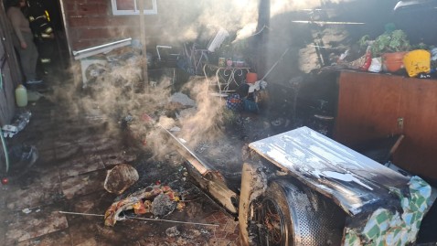 Bomberos evitaron que se propagara el fuego en una vivienda del barrio Juan José