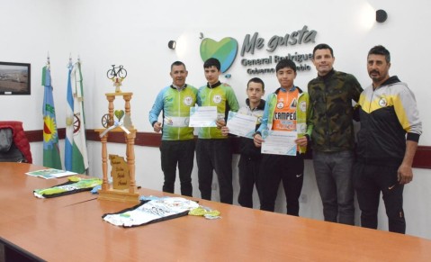 El intendente les dio un reconocimiento a tres miembros de la Escuela Municipal de Ciclismo