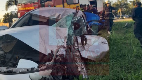 Fuerte impacto frontal en Ruta 28 entre un Corolla y un camión dejó la cabina del auto destruida