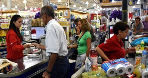 Aumentarán el tope para retirar dinero de los comercios con tarjeta de débito