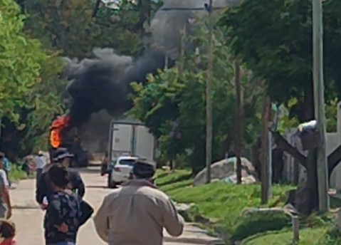 Se incendió un camión a una cuadra del Hospital Vicente López: no hubo heridos