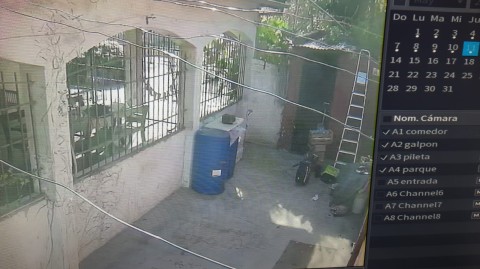 Vídeo en Santa Brígida: así fue el robo de un "boquetero" que entró a una casa por el techo de un galpón