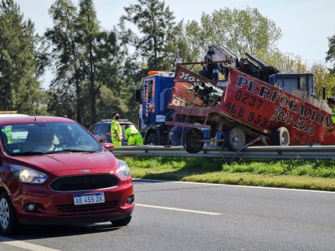 Mediodía agitado en la Autopista: otro siniestro vial que pudo ser tragedia