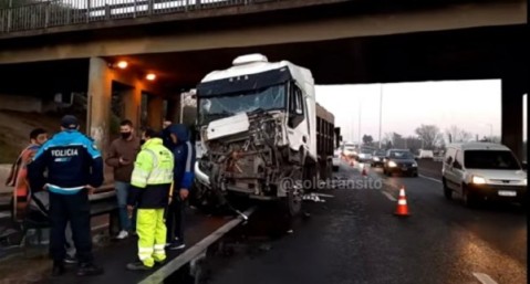 Demoras en el Acceso Oeste por un choque entre dos camiones