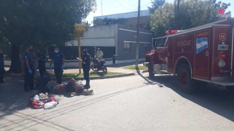 Motociclista debió ser hospitalizado tras un choque con un camión en una esquina céntrica
