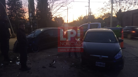 Un taxi chocó de frente contra otro auto en la mañana de este domingo: un herido