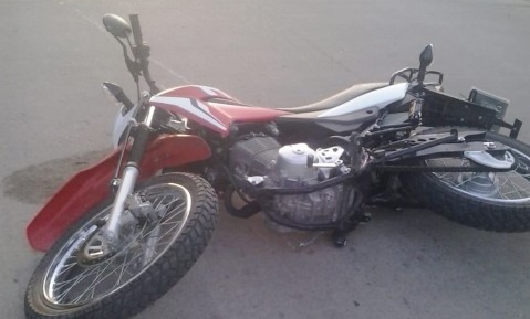 Motociclista sufrió graves lesiones tras accidentarse en el límite entre los barrios La Campanilla y Agua de Oro