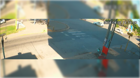 Video: así fue el insólito pero típico accidente en la "rotondita" de Avenida España y Bernardo de Irigoyen