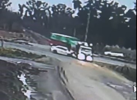 Video: así fue el impactante choque entre un auto y un camión por el que una mujer perdió la vida horas después