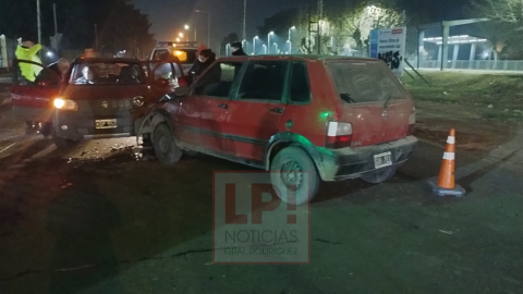 Una mala maniobra de una camioneta habría causado un choque frontal que hirió a una funcionaria municipal