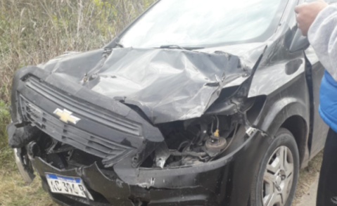 Auto impactó la cola de un camión de ladrillos en la Ruta 24