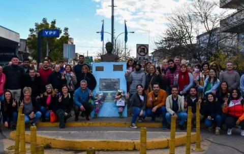 García, Anghileri, sindicatos y el PJ recordaron el natalicio de Eva Perón frente al busto de Av. España
