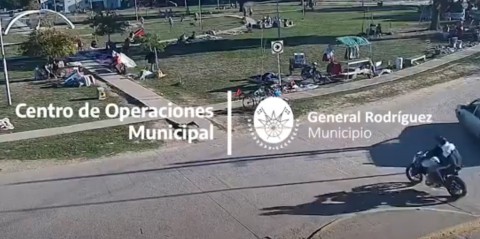 Video en Altos del Oeste: la maniobra de motochorros que casi genera una tragedia en una plaza